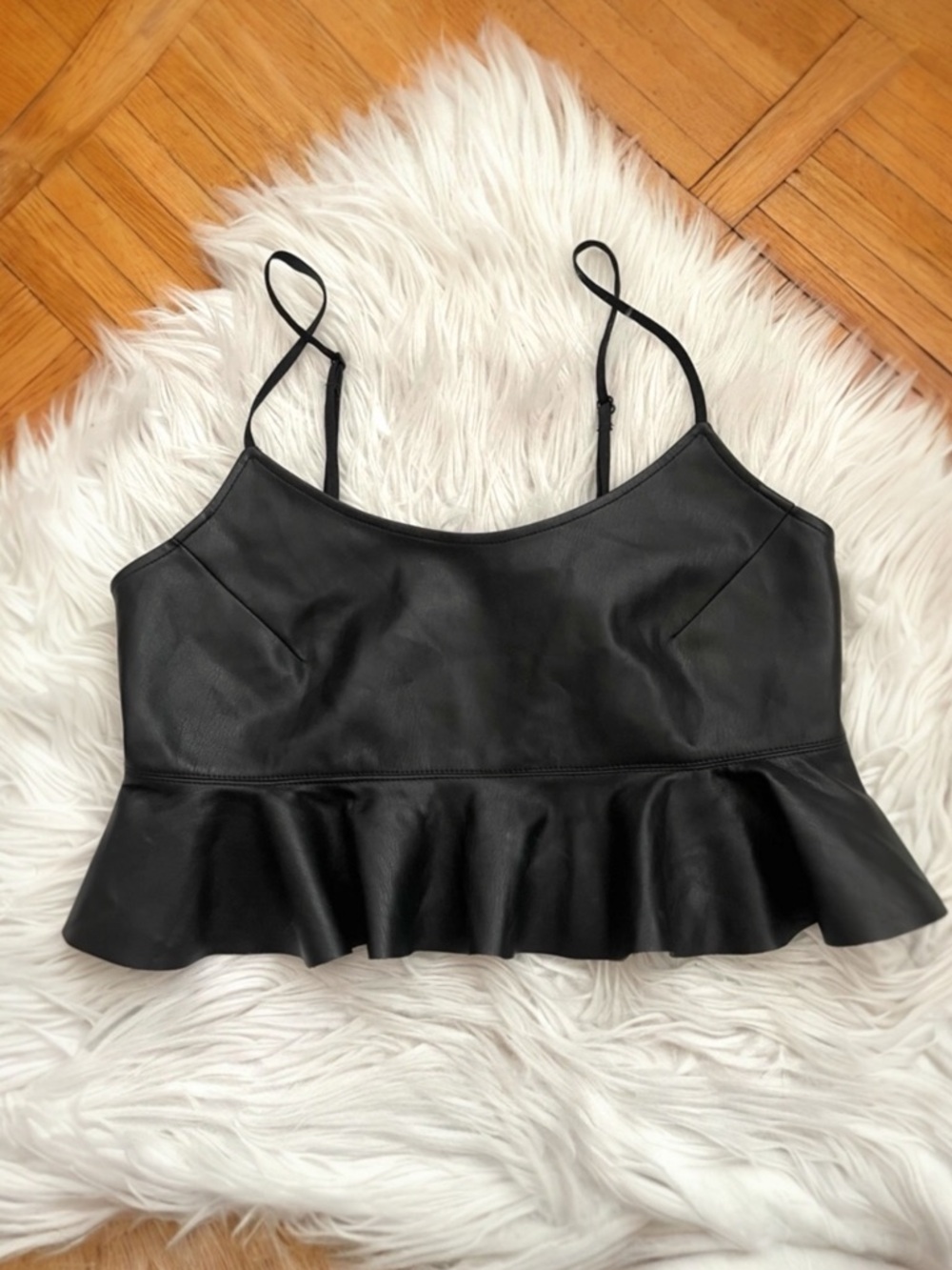 URBAN OUTFITTERS crop faux leather top‎